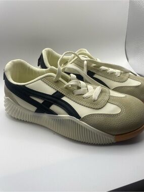 De‎ Florance Women's Cream and Black Athletic Sneakers